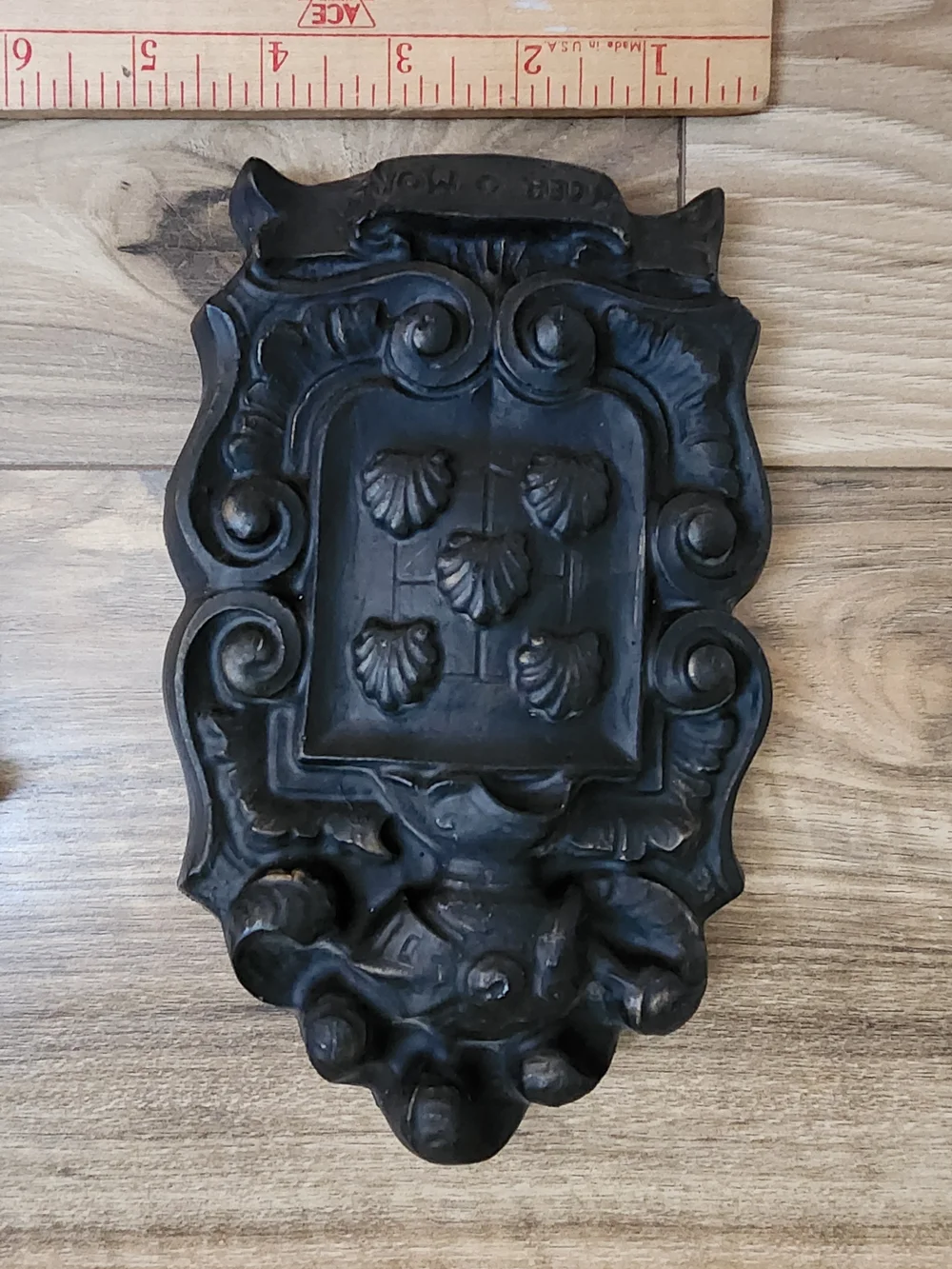 Vintage Heraldic Wall Plaques – Dark Gray Decorative Set